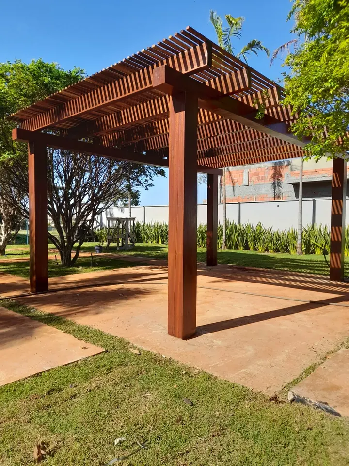Pergolado contemporâneo em madeira instalado em área externa