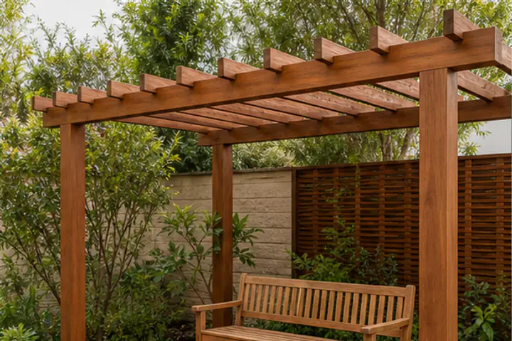 Deck, pergolado de madeira e banco para jardim